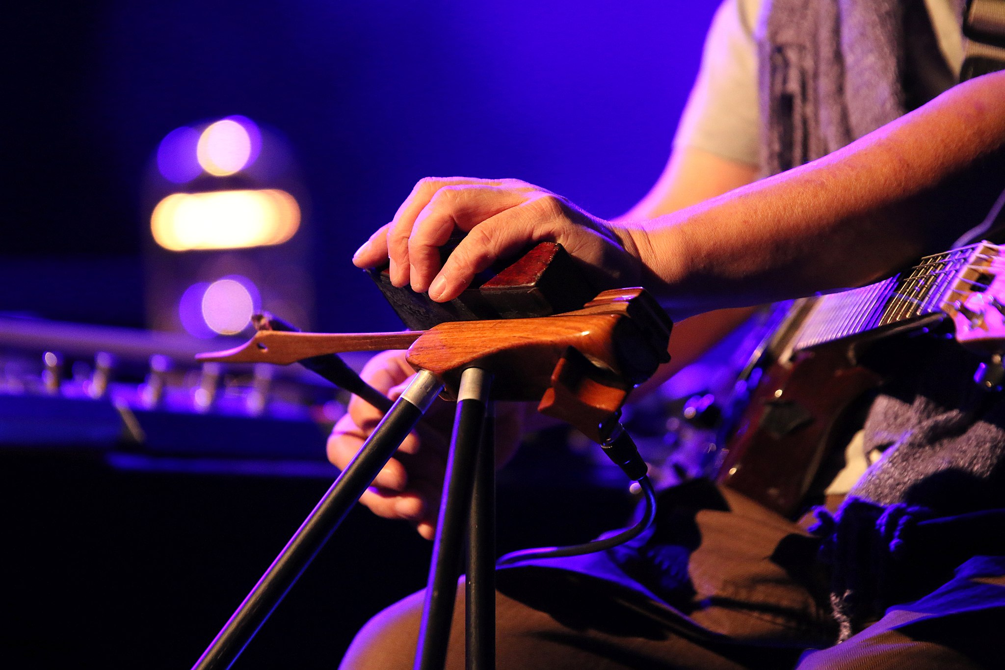 Man playing Daxophone